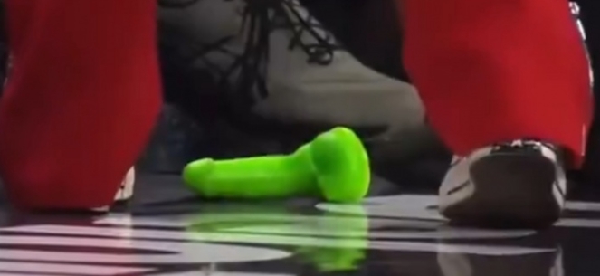 WNBA赛场扔假阳具之人被抓了😡向场内投掷物品至少会遭禁赛一年