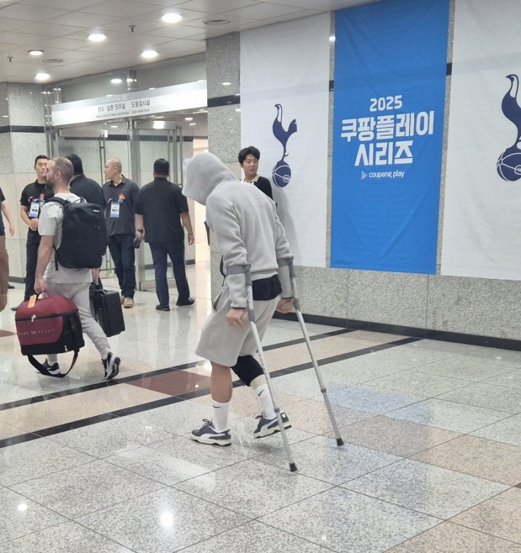 跟队：麦迪逊赛后拄拐通过混合采访区 上次受伤也是这个膝盖