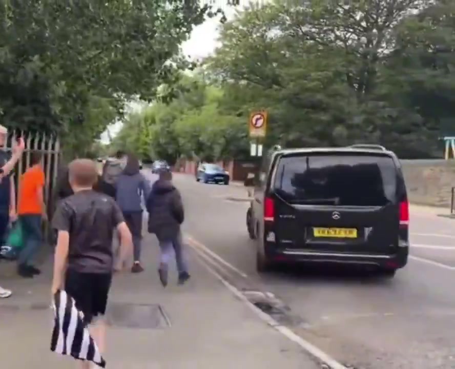 可怕😱伊萨克离开纽卡基地时遭球迷谩骂侮辱，有人试图砸碎车窗