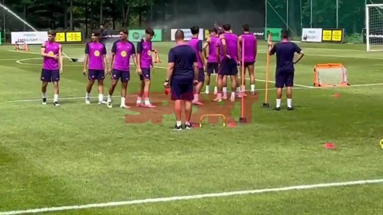 🥵面对首尔的高温，巴萨队员们用洒水器冲凉降温