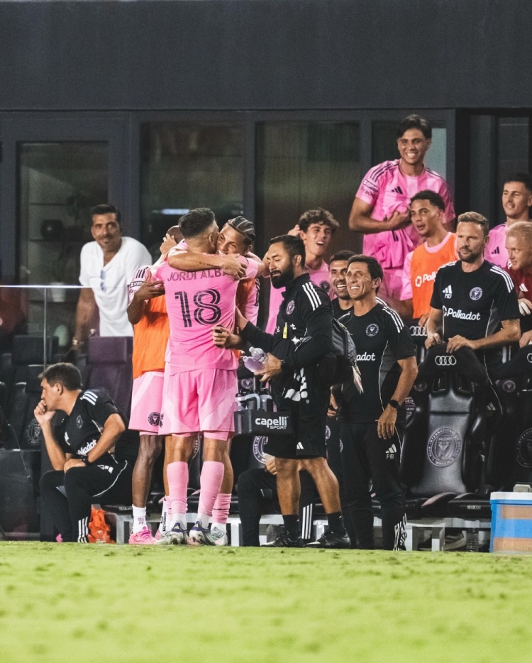 阿斯：阿尔巴绝平后拥抱了队友鲁伊斯，后者父亲刚刚离世