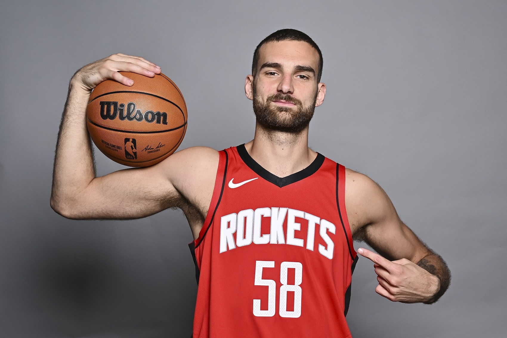 夏联三分命中率45.5%！美记：火箭旧将麦克维积极寻求留在NBA