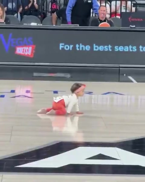 大场面选手！WNBA举办婴儿爬比赛 一宝宝“觉醒”人生第一次行走