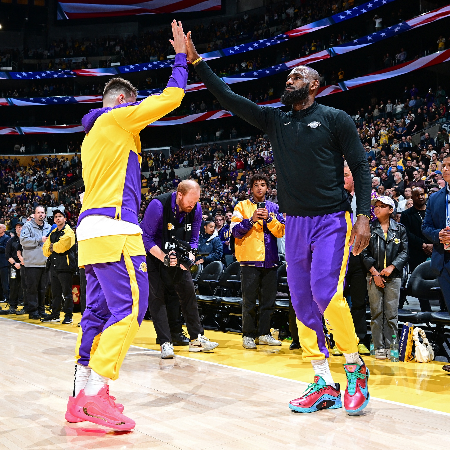 名记：詹姆斯给东契奇打了视频 祝贺他获得续约合同