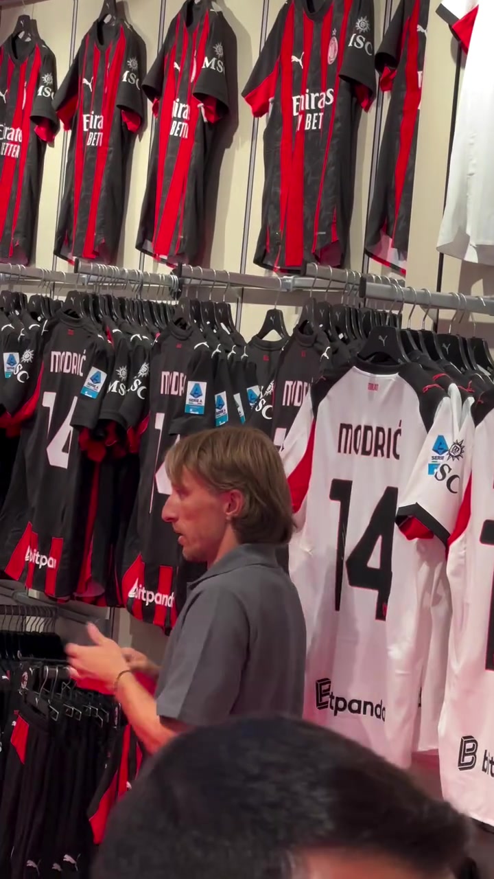 签名版售价多少？莫德里奇在米兰旗舰店为首批上架球衣签名