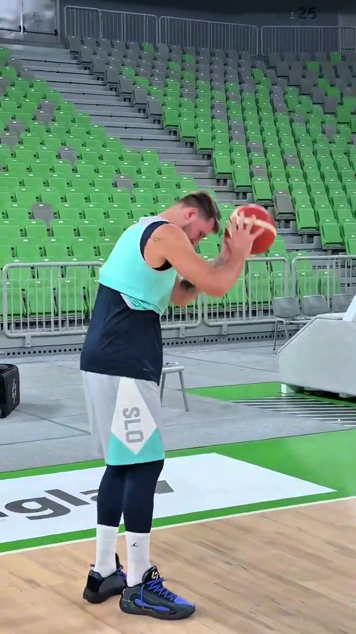 意气风发🇸🇮斯洛文尼亚男篮官推晒东契奇训练片段：他回来了