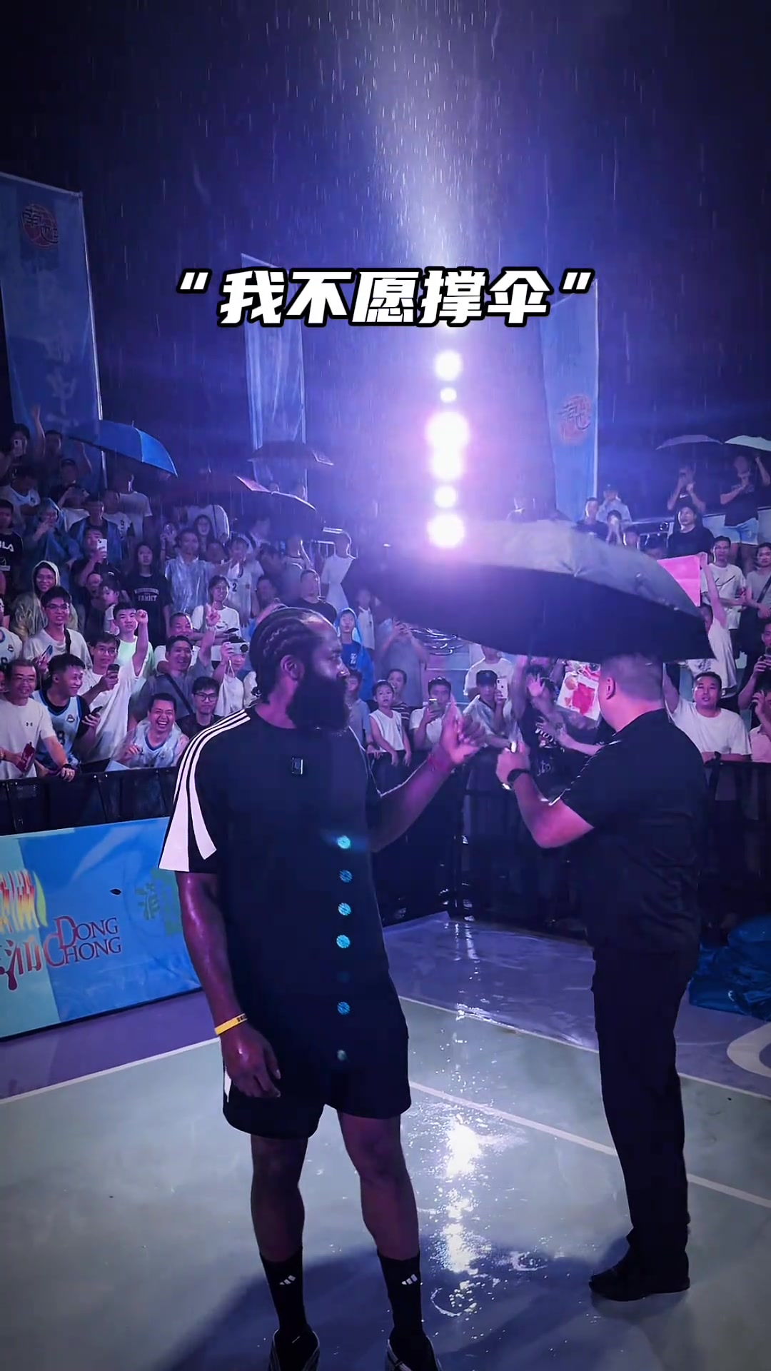 优质偶像🤩！哈登中国行拒绝打伞冒雨签名 戴上斗笠还挺萌的