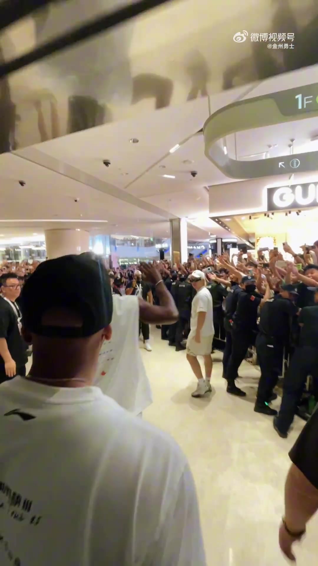 巴特勒武汉行活动现场人山人海😮球迷们齐声高呼JB🥰