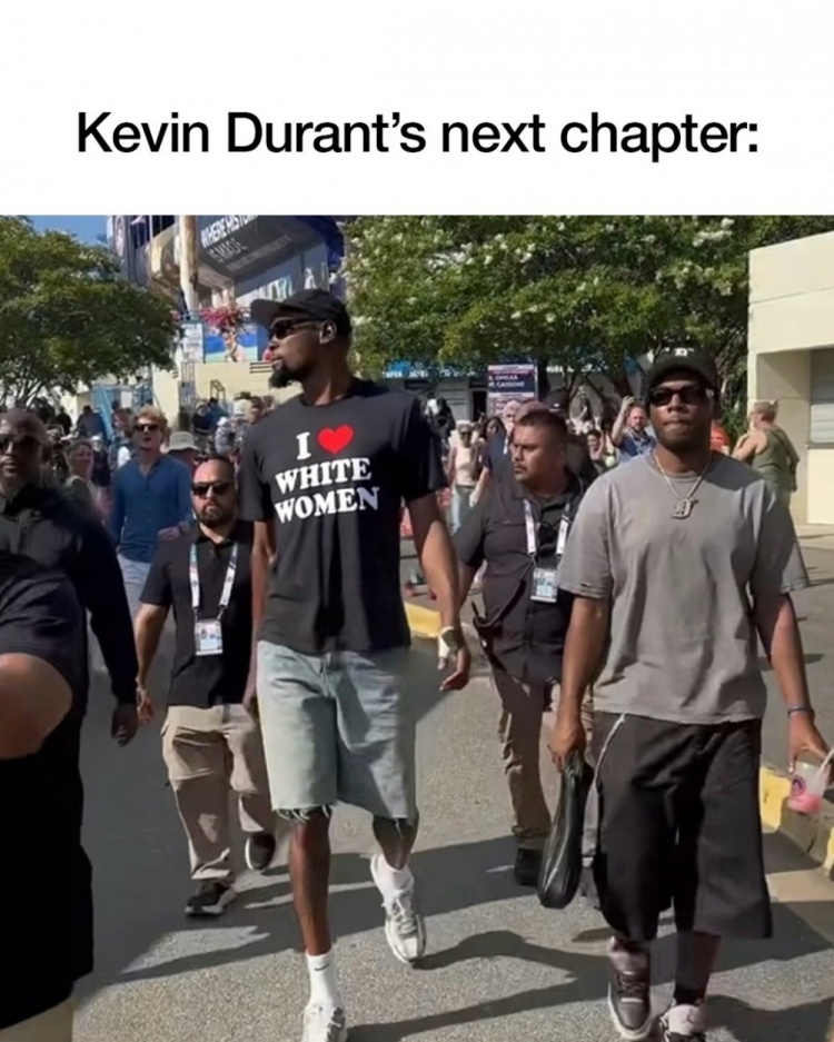 要开悟了吗？杜兰特身穿“我❤️白人女性”的印花T恤