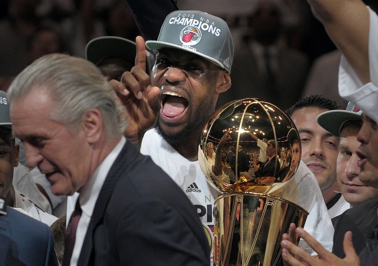 😰不识货！退休警员偷老詹总决球衣10万刀贱卖 后来拍卖了370万