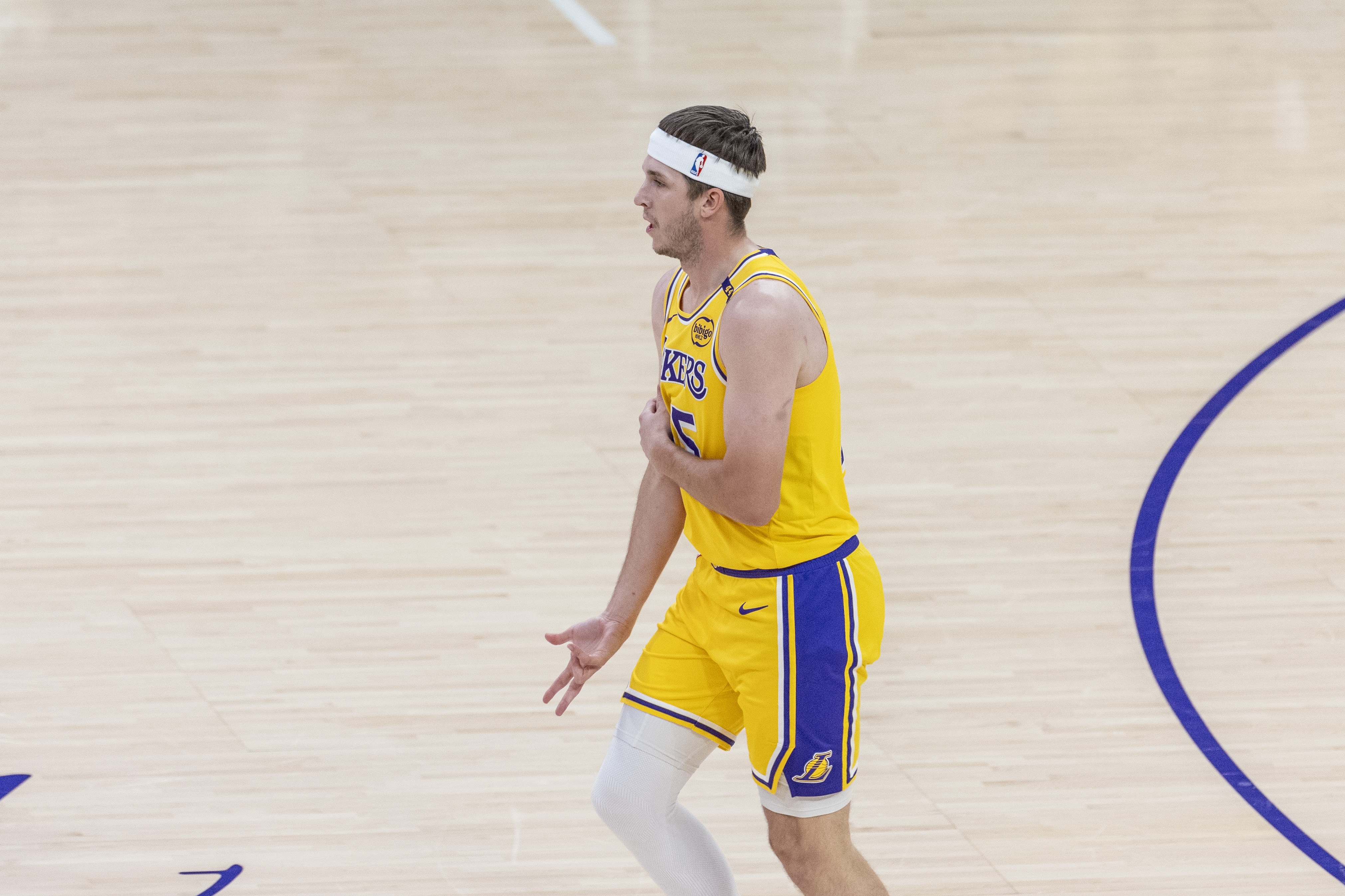 明夏能跳出合同！某高管：我认为里夫斯下份合同会拿3000万+年薪