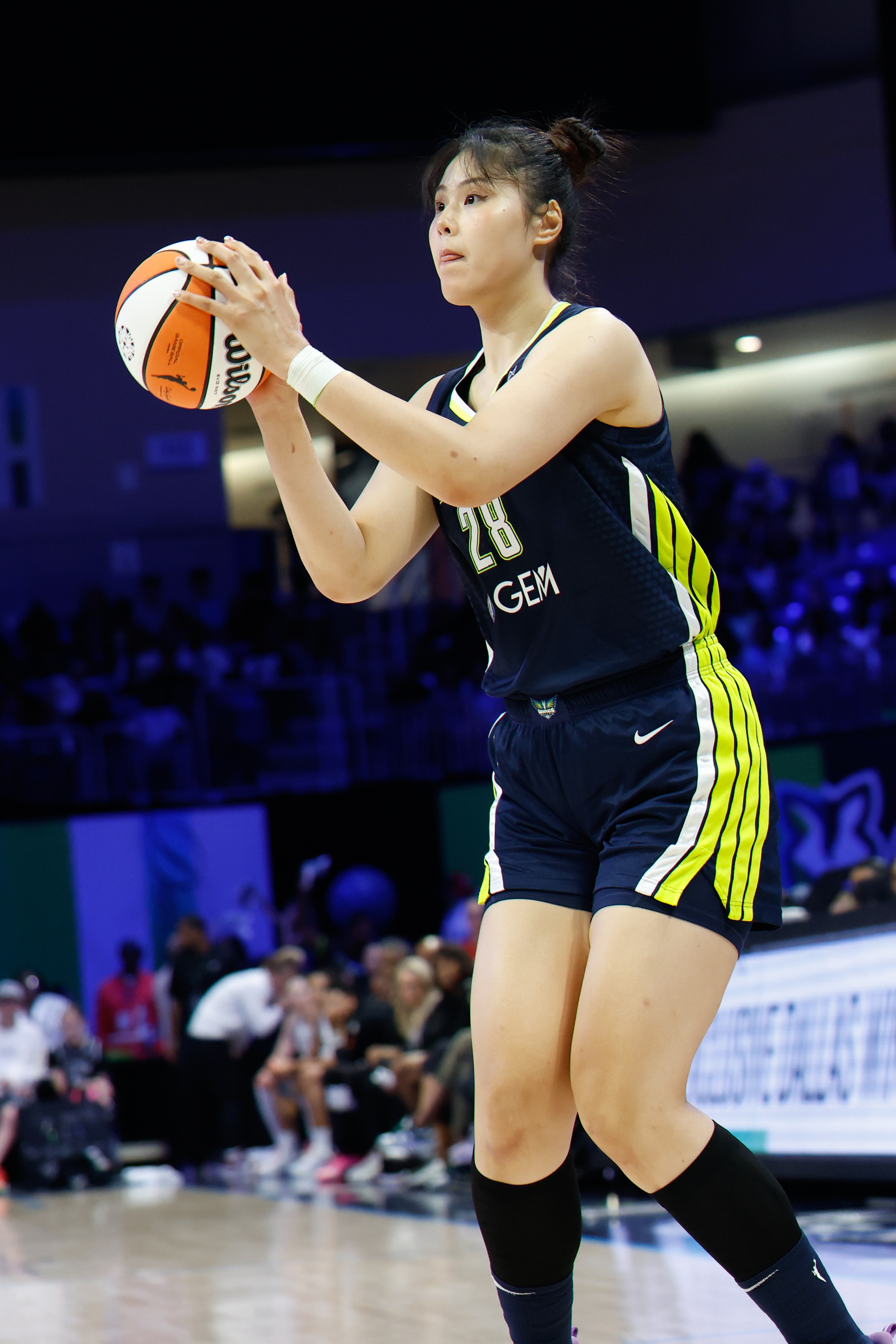 手感冰凉！李月汝8投仅1中 拿到4分8篮板2助攻