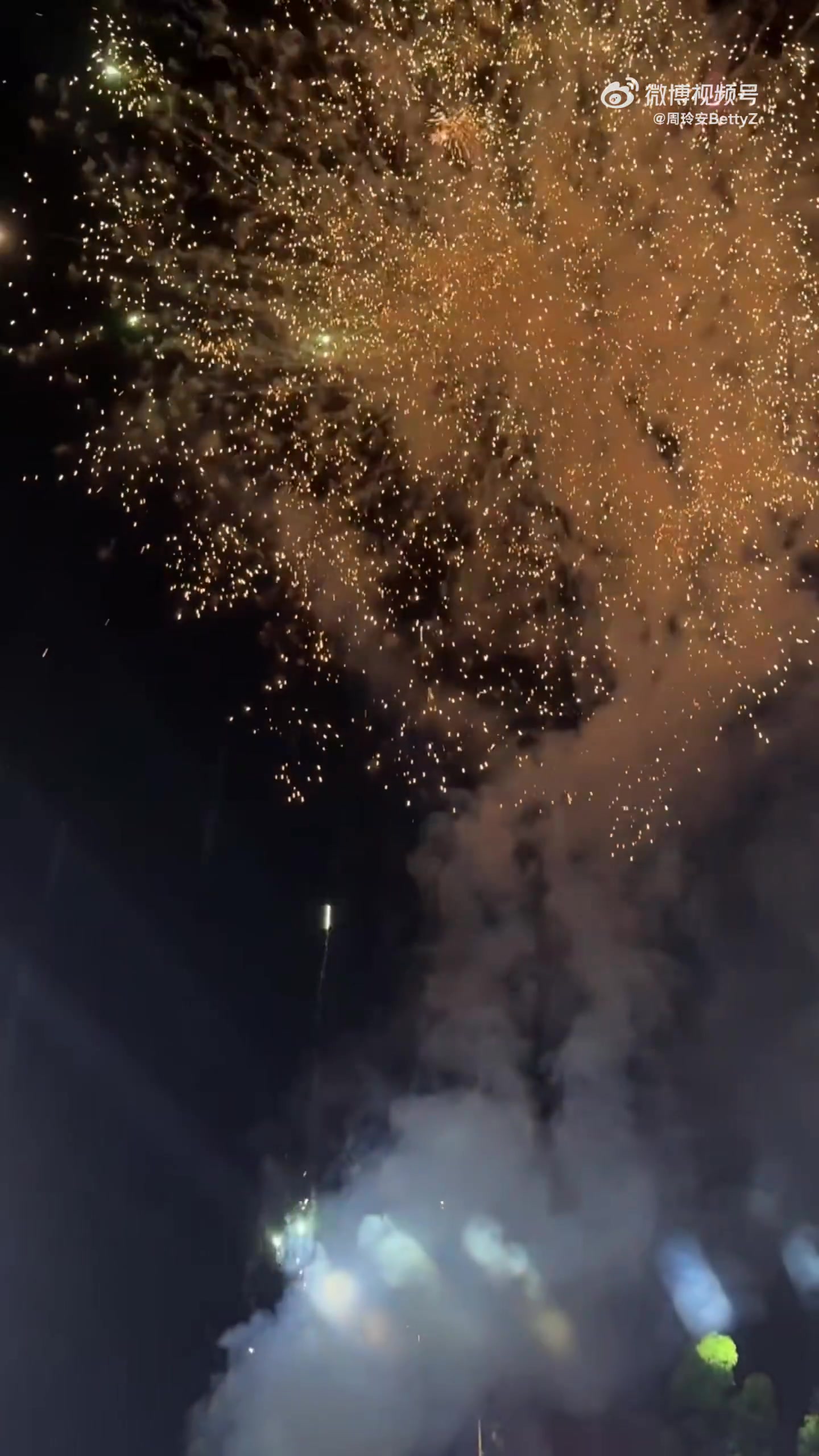 与哈登冒雨揭幕中国首座巨幅哈登球场！周玲安晒现场活动花絮