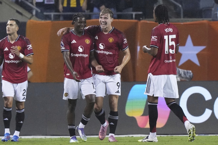 记者：AC米兰坚持以租借方式引进霍伊伦，并附带买断选项