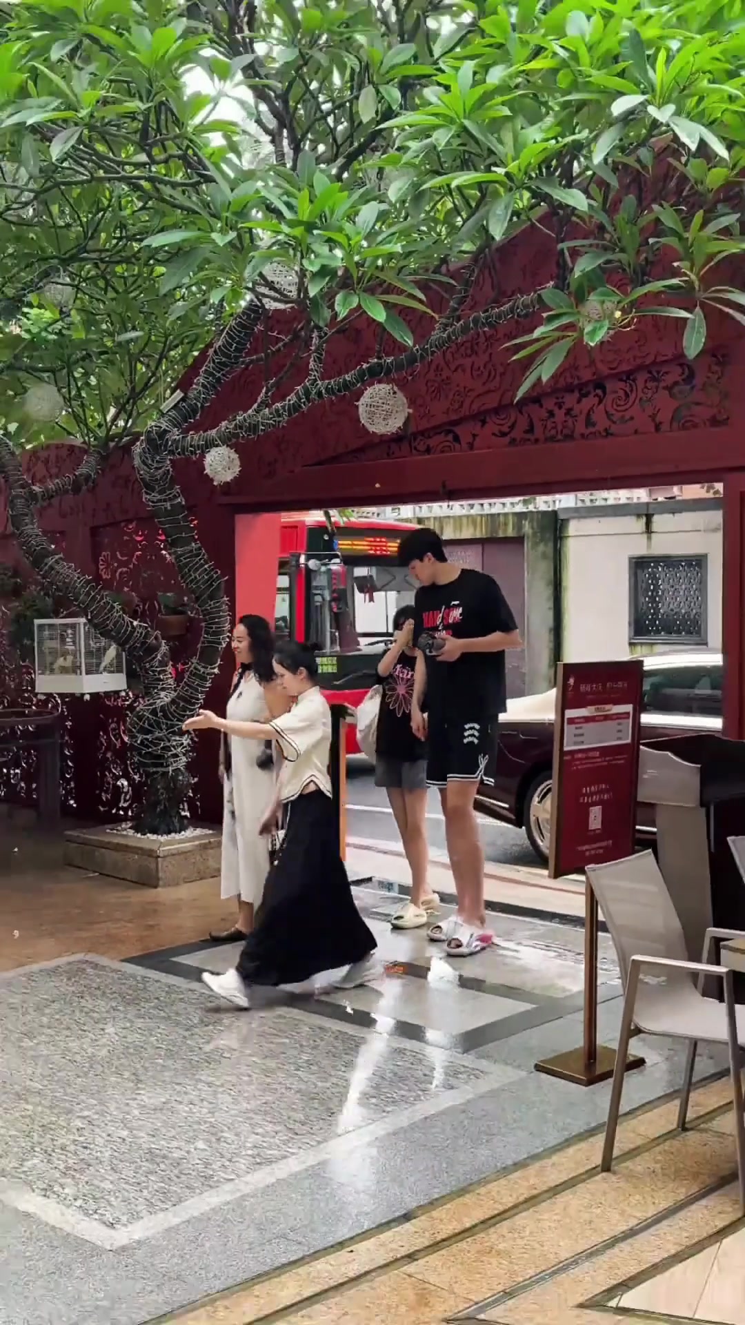 😲迈巴赫接送？杨瀚森带女友和疑似丈母娘打卡高端私厨