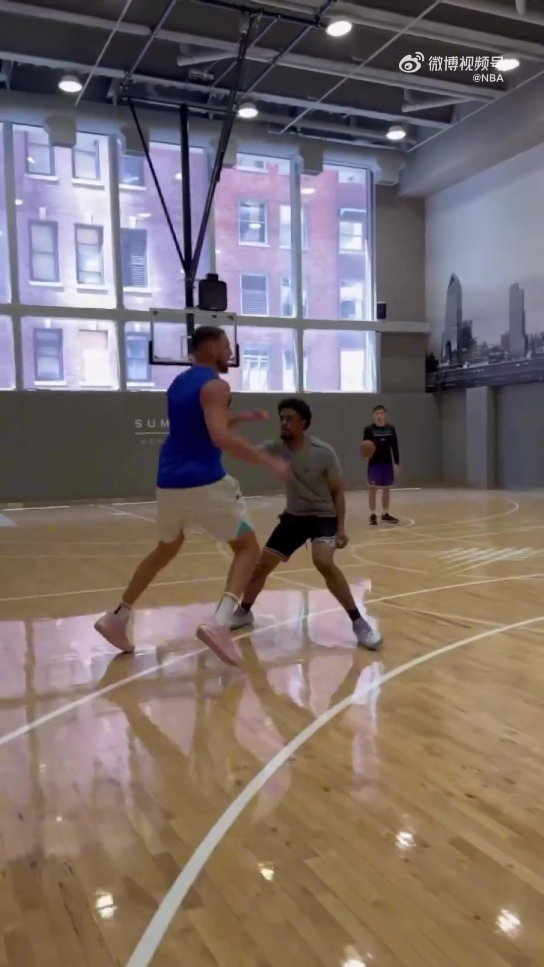 锤炼看家技艺💪借掩护摆脱防守接球出手 克莱夏日特训最新动态