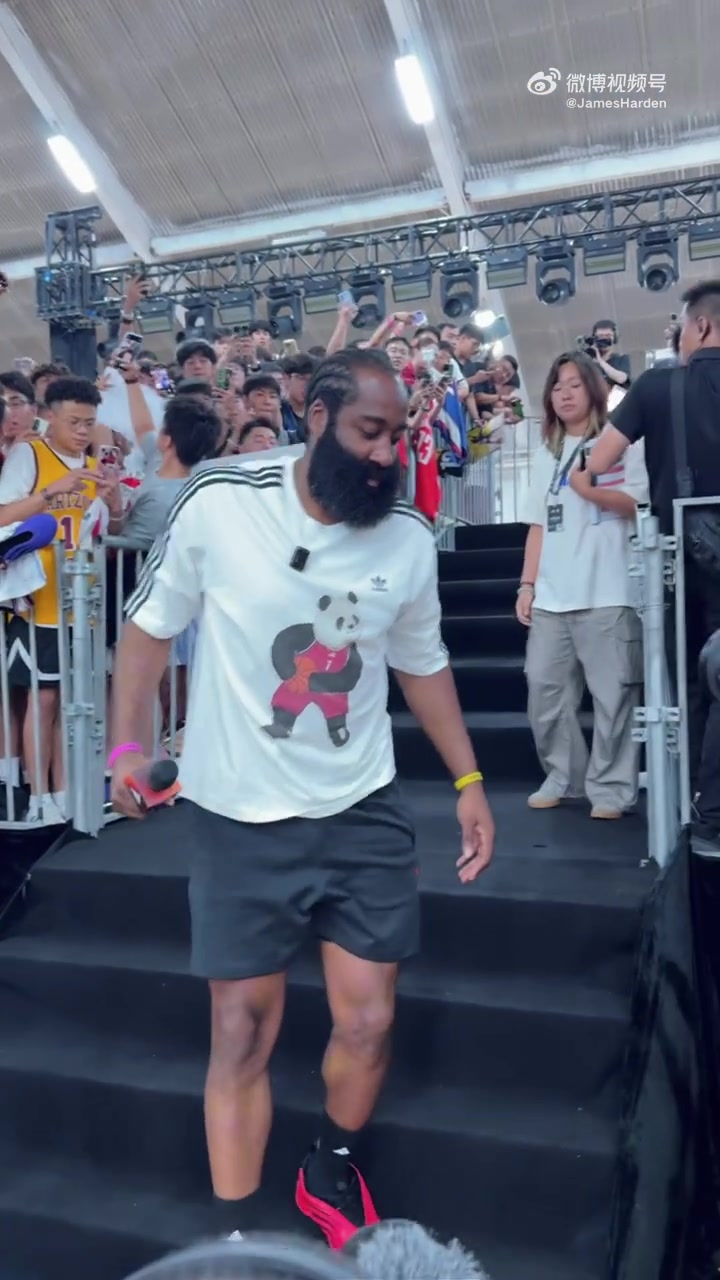 哈登晒与约翰-郝拥抱视频：高兴见到我的幸运符 坚持下去💪🏾
