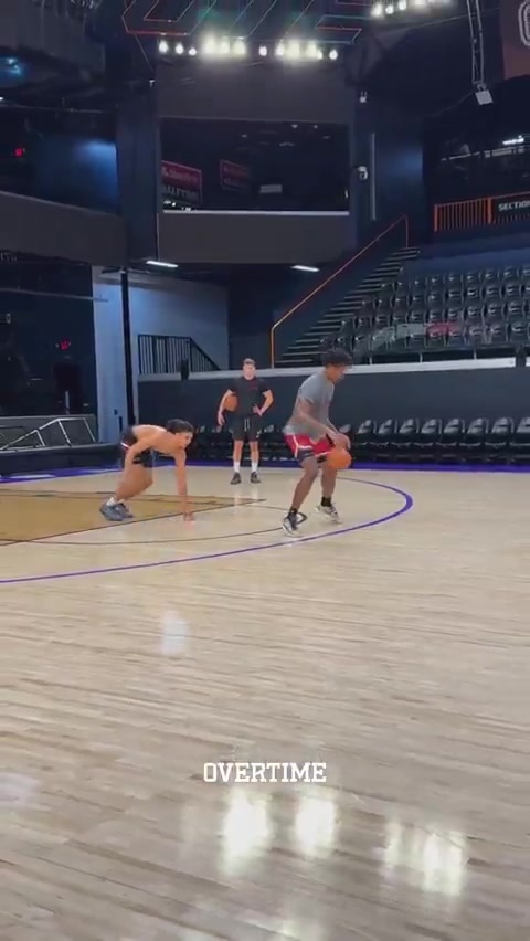 练级！阿门-汤普森训练中玩花式单挑 展现恐怖防守压迫力