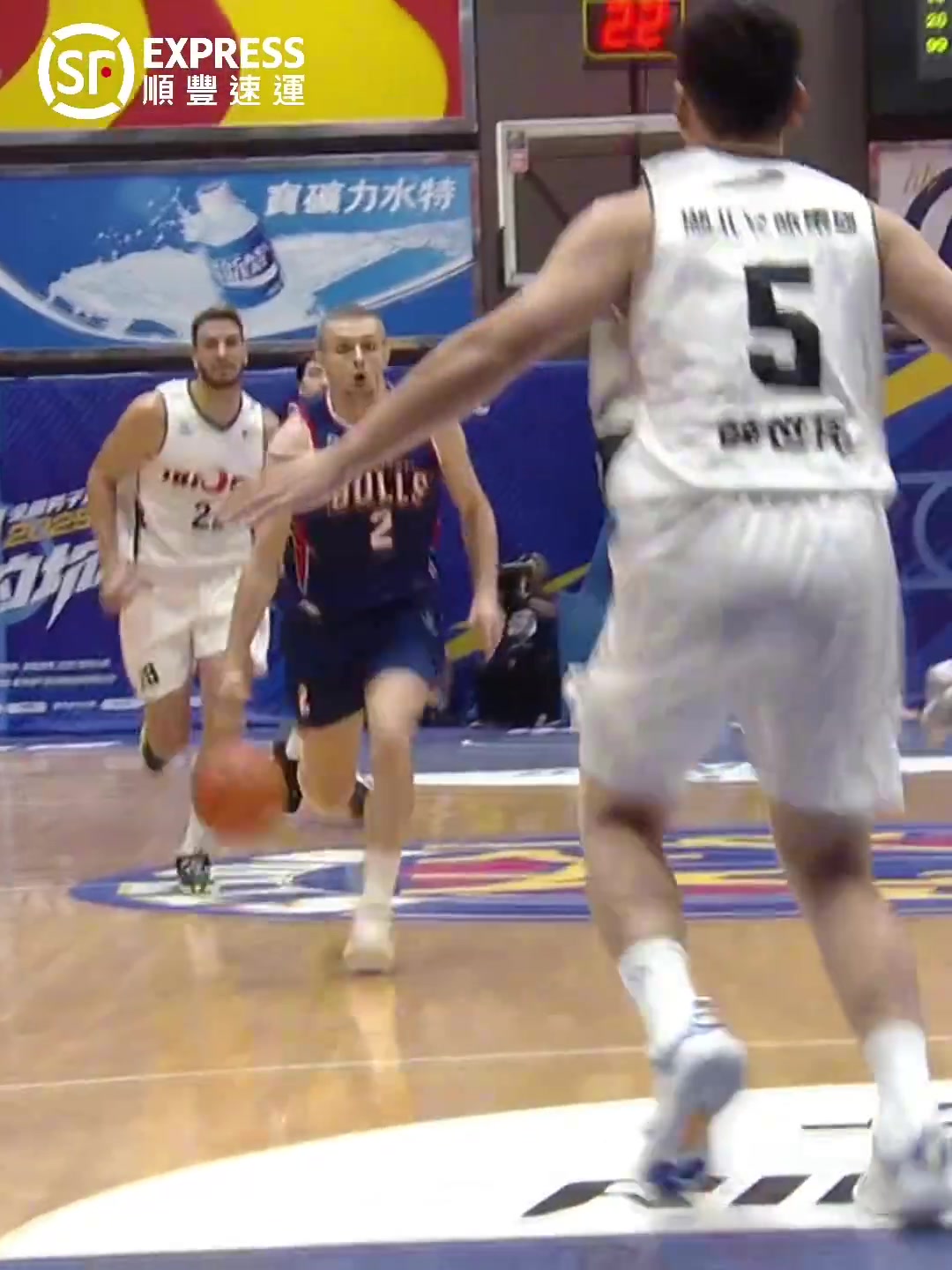 禁区霸主！香港金牛卡尔顿对战湖北文旅 狂揽26分9板6助2帽！