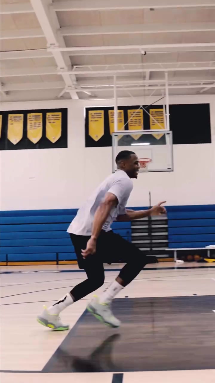 宝刀未老💪🏾威少晒个人训练集锦 轻松完成大风车扣篮😤