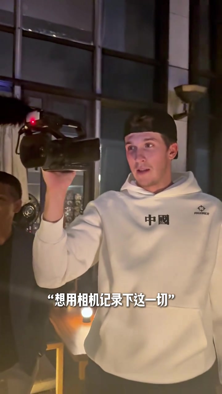 里夫斯游中国香港：我觉得这里风景很棒 想用相机记录下来