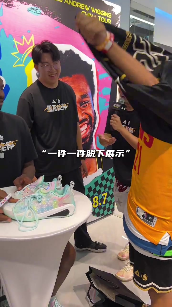 球迷身穿19件维金斯球衣一一展示 后者每件都签名：最棒的粉丝