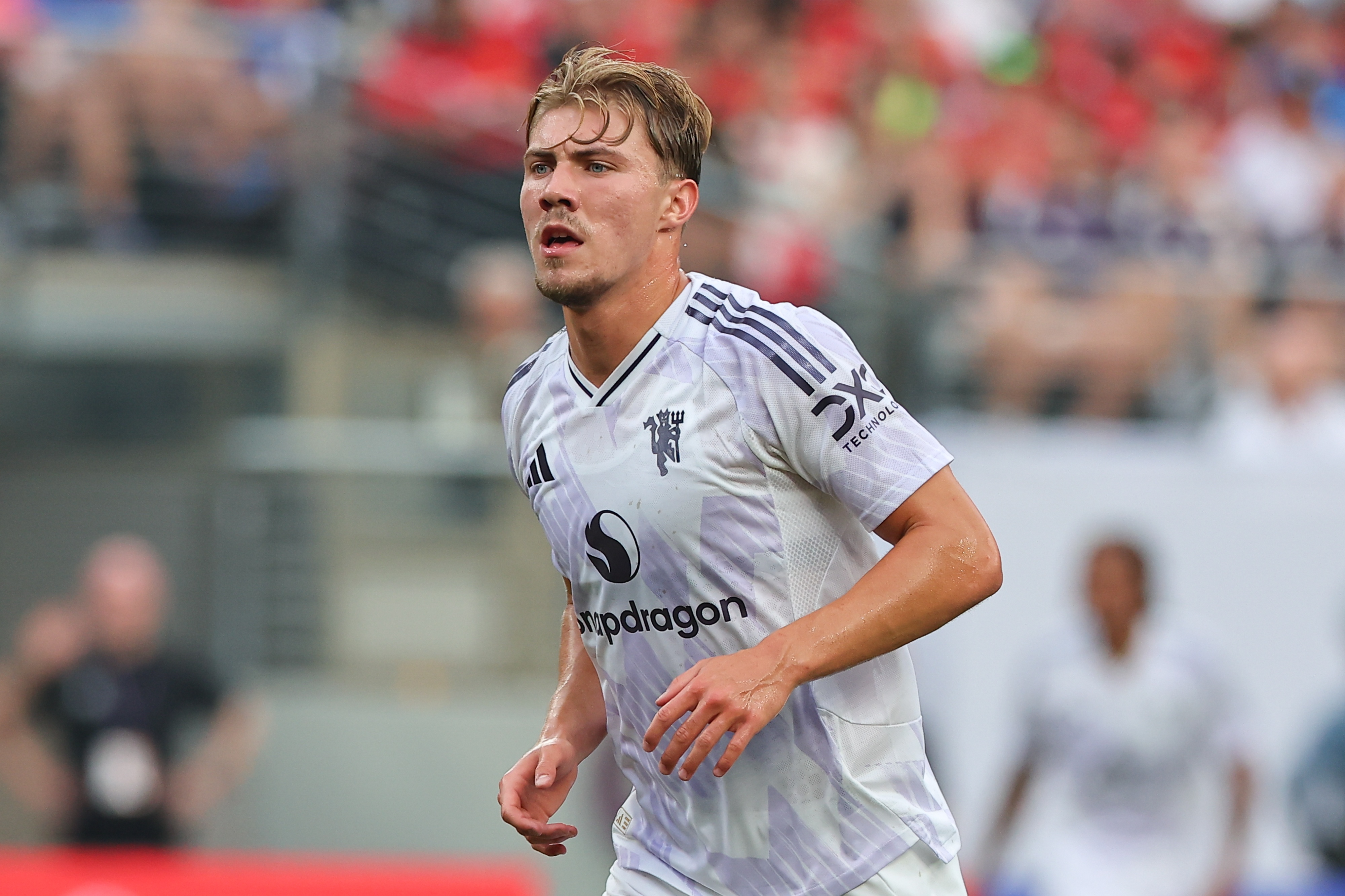 记者：米兰准备先租后买总价近4000万镑报价霍伊伦，接近曼联要价