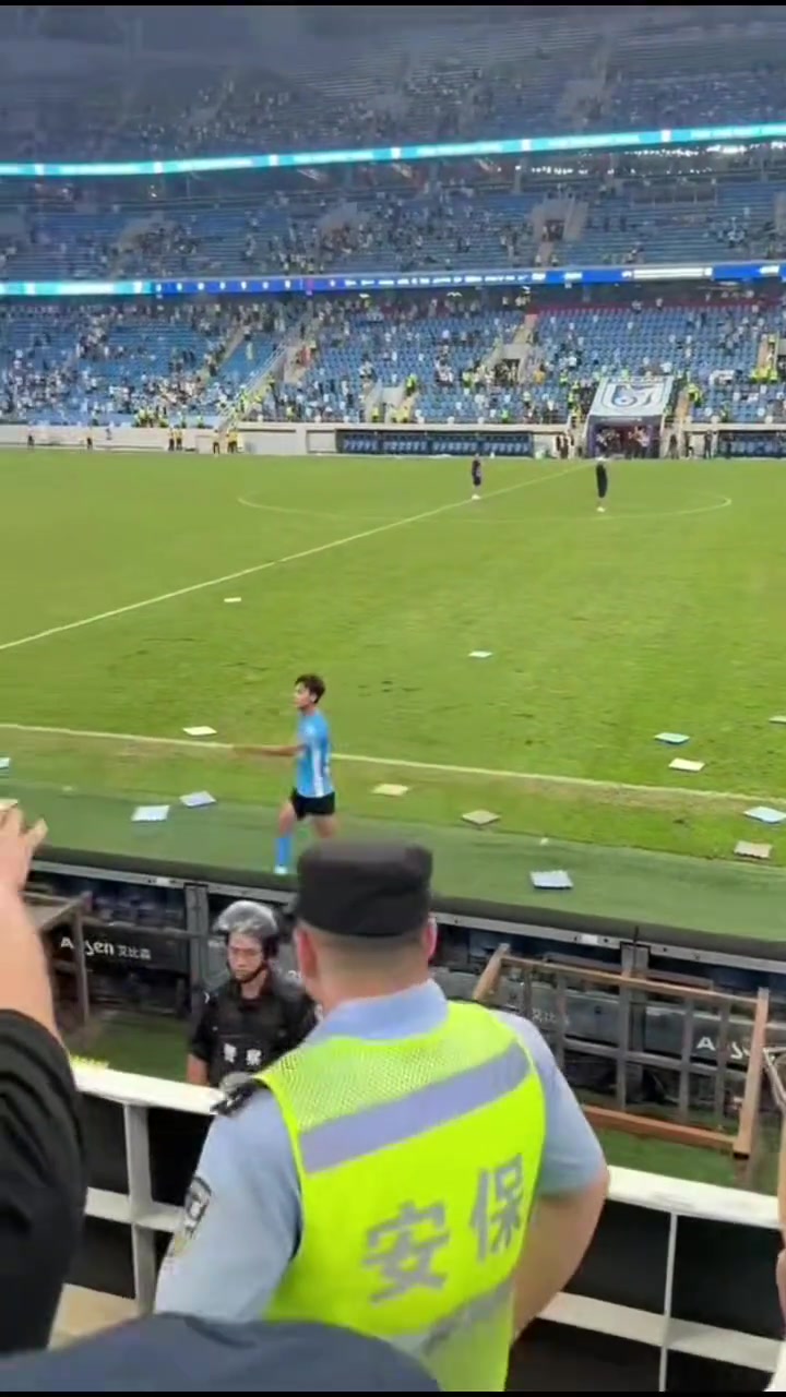 要冷静啊！毛伟杰赛后与球迷发生争执💥有情绪激动球迷跳下看台