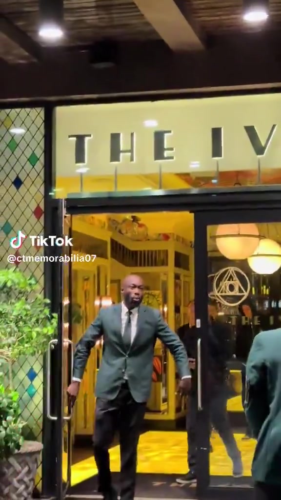 加盟曼联在即！塞斯科与经纪人被拍到离开曼彻斯特的一家餐厅