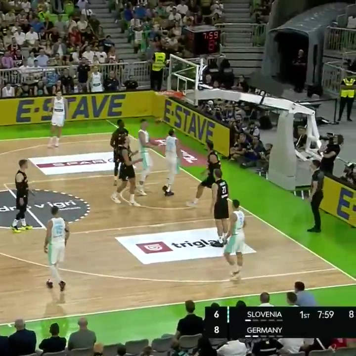 魔术师时间🪄东契奇弧顶持球直杀内线 高打板打进制造犯规