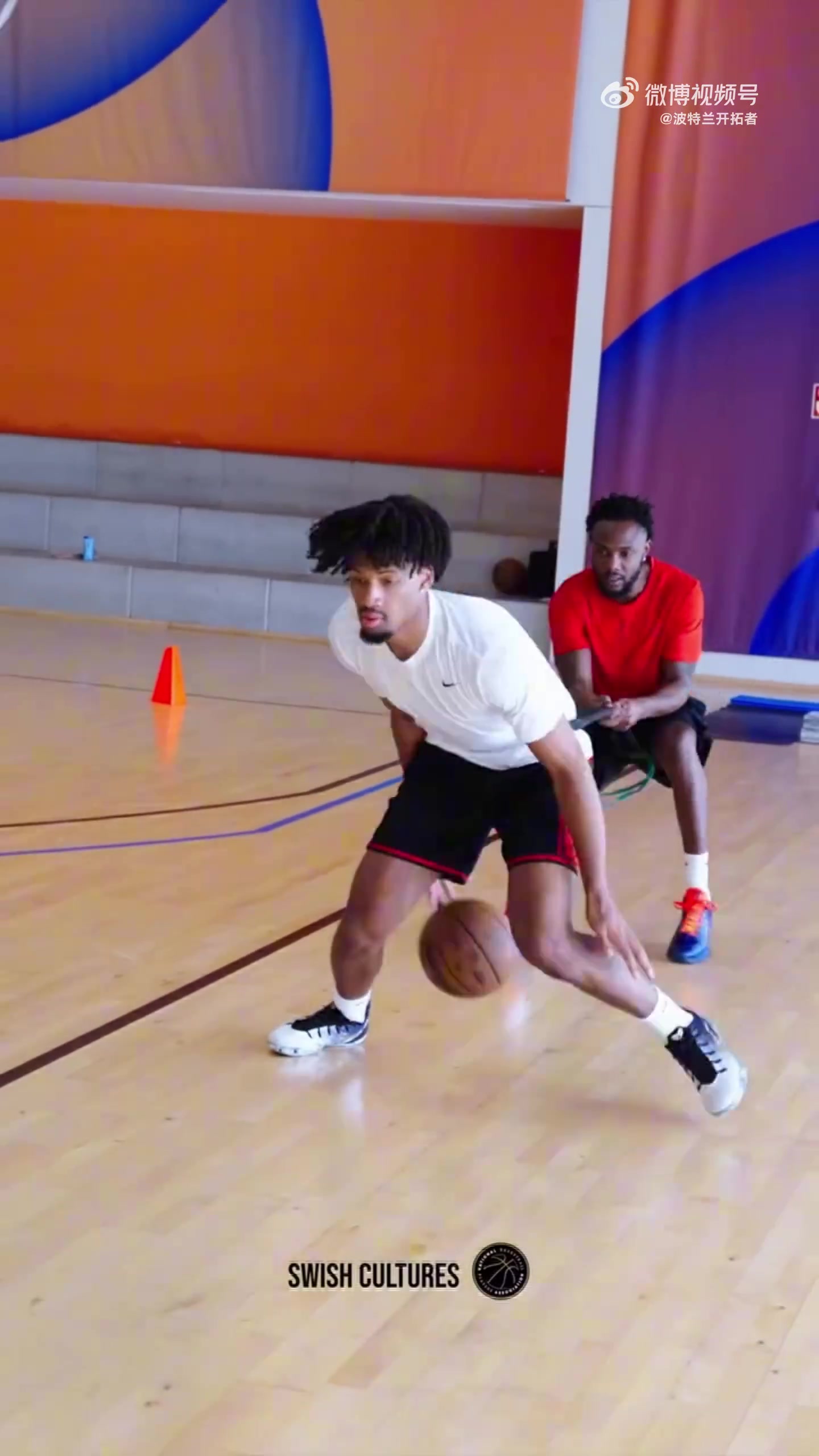 打磨技艺！开拓者官博晒后卫谢顿-夏普休赛期投篮和运球训练
