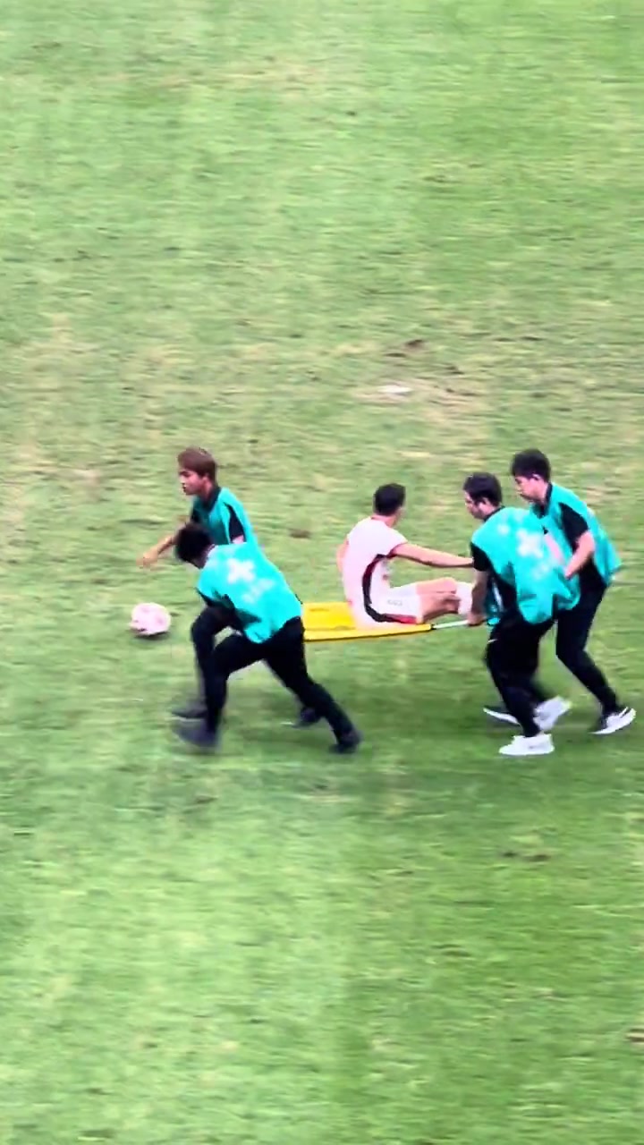 😂太拼了！周定洋倒地后，火速被梭鱼湾担架队狂奔抬走
