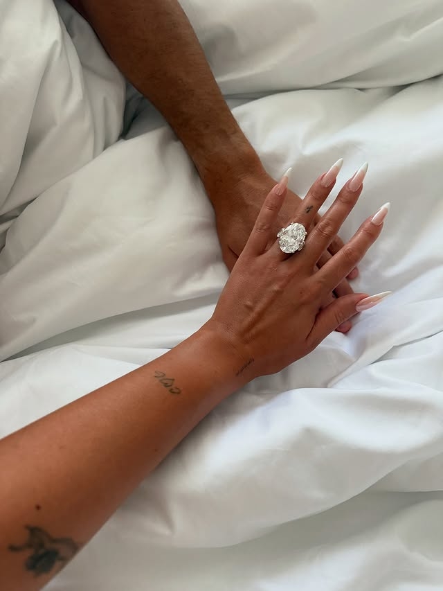 巨大钻戒💍马卡：C罗订婚戒指超一百万美元，很可能超10-15克拉