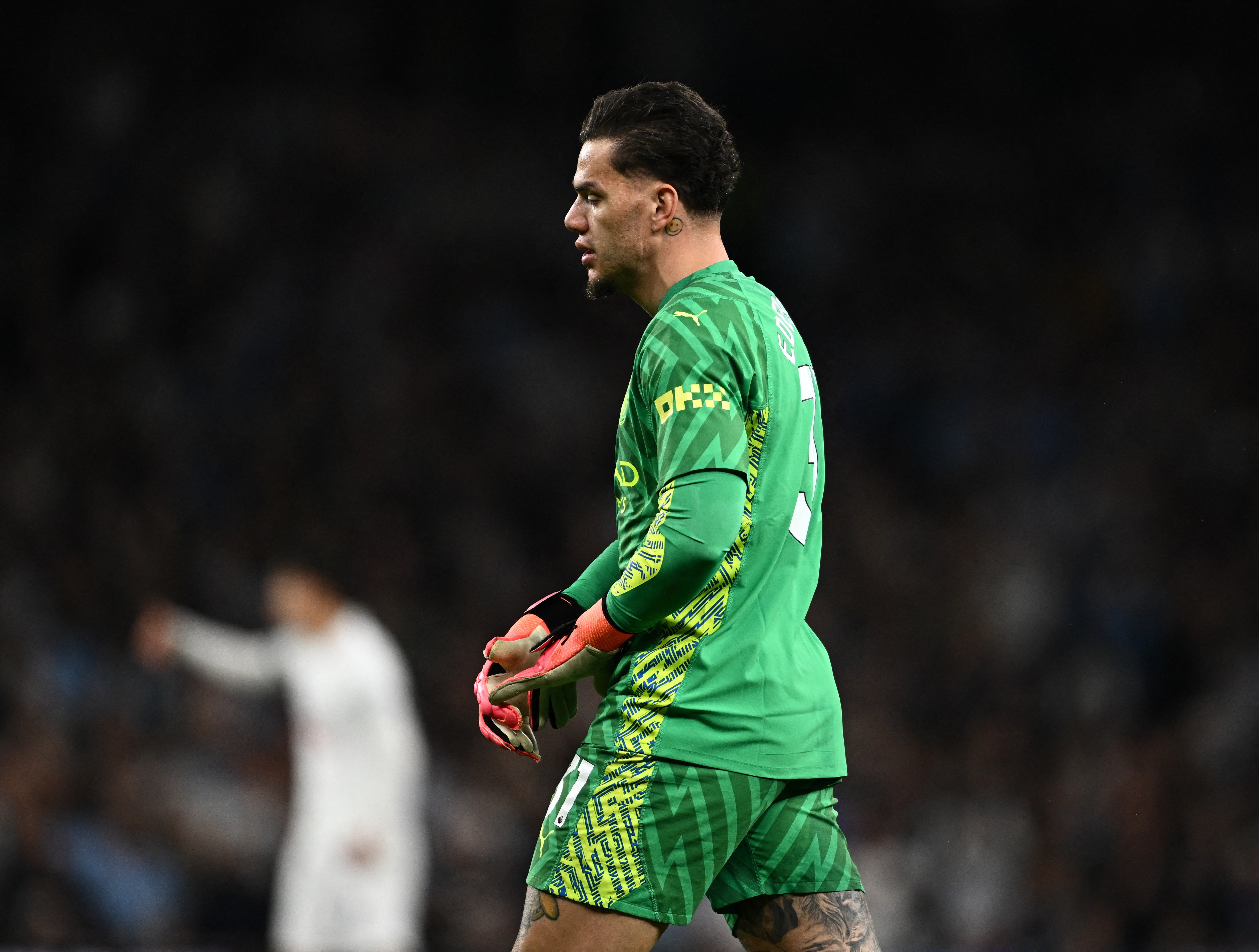 记者：曼城希望本月留住埃德森，如果球员离队多纳鲁马将是目标