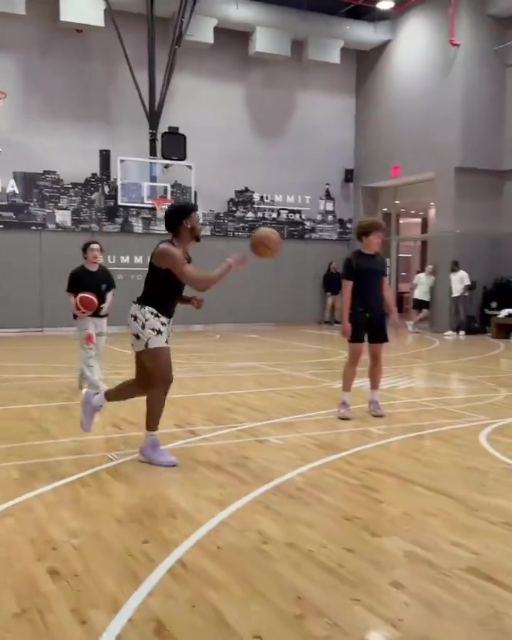 美媒晒布朗尼扣篮视频：穿鞋身高1米88能完成这个扣篮太夸张了