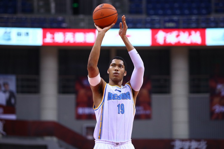 媒体人：丘天放弃其他球队每年多接近100万报价 5年长约留守首钢