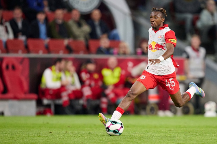 记者：费内巴切引进马里边锋内内的谈判正在进行