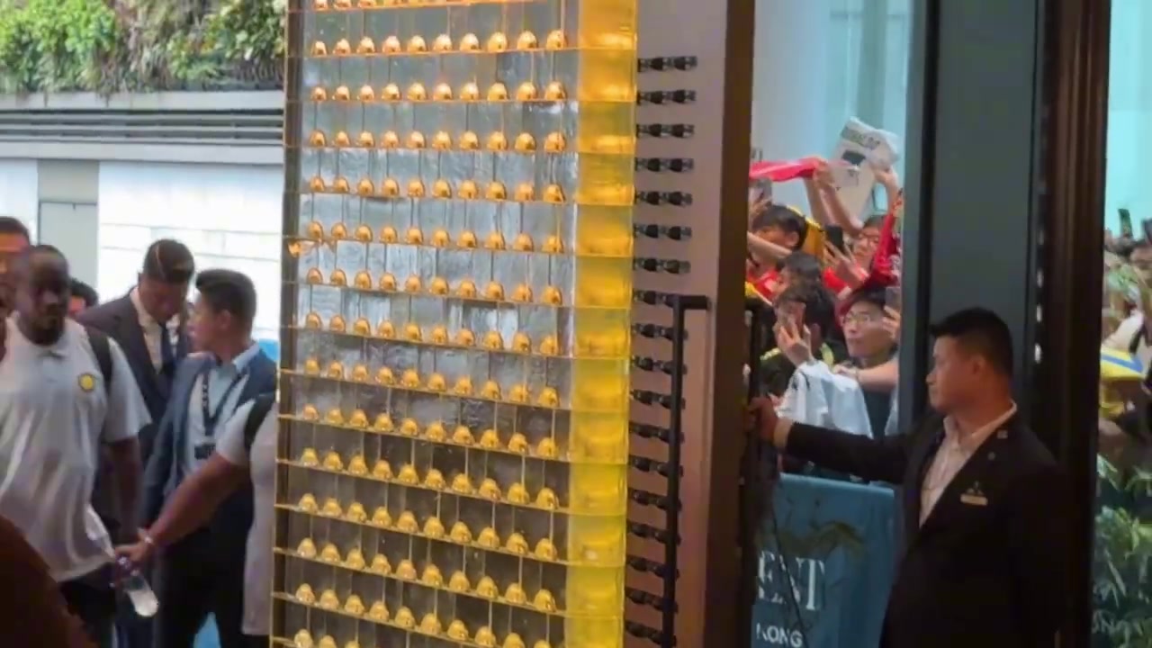 人气火爆！C罗抵达中国香港下榻酒店，酒店内外挤满了球迷