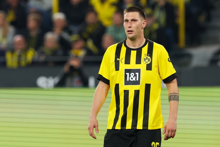 图片报：多特中卫聚勒小腿肌肉拉伤，预计伤缺两个月时间