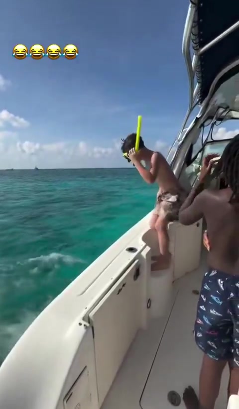 一看就是亲爹！塔图姆将Deuce一掌从游艇上推入海中