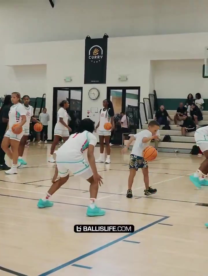 卡农-库里在老爸训练营表现亮眼 假动作晃趴小球员&篮下连续命中