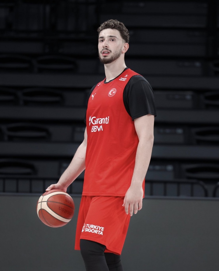 火箭官方晒照！申京热身赛对阵德国 砍下25分9板4助