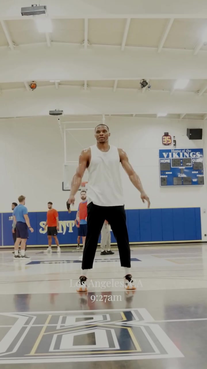 未来在哪？威少转发自己训练视频 抢断后高难度拉杆有点秀