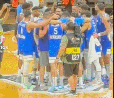 这对吗？赛前加油阶段字母哥猛击希腊队友的后脑勺