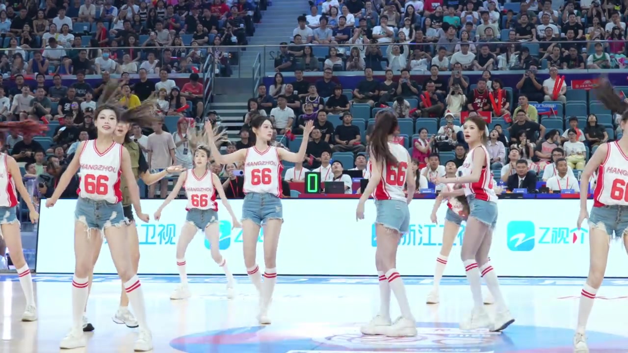 跳得如何？吴艳妮与浙江啦啦队在姚基金慈善赛热舞