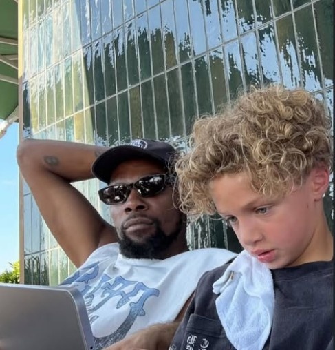 美媒调侃杜兰特与Drake儿子玩平板 ：孩子你在帮KD校对推文😂？