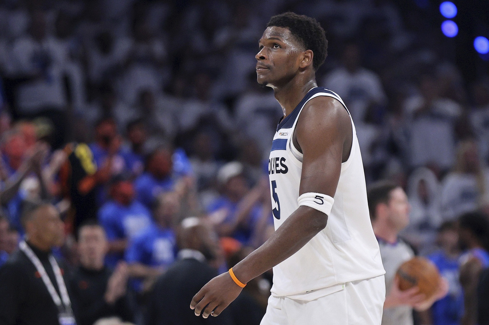 助力梦想！爱德华兹为休斯敦学生捐赠150双签名球鞋AE1