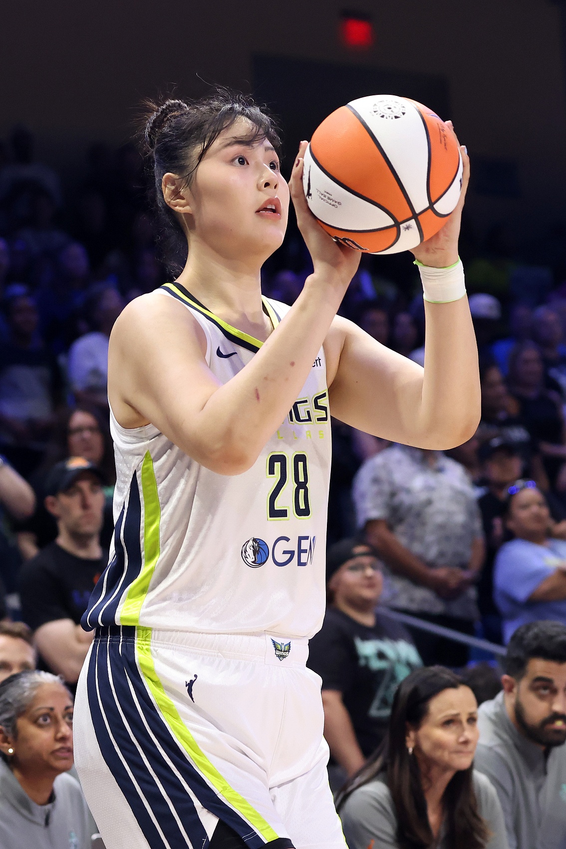 李月汝本赛季先后效力于风暴和飞翼 共出战31场&场均6分4.5板