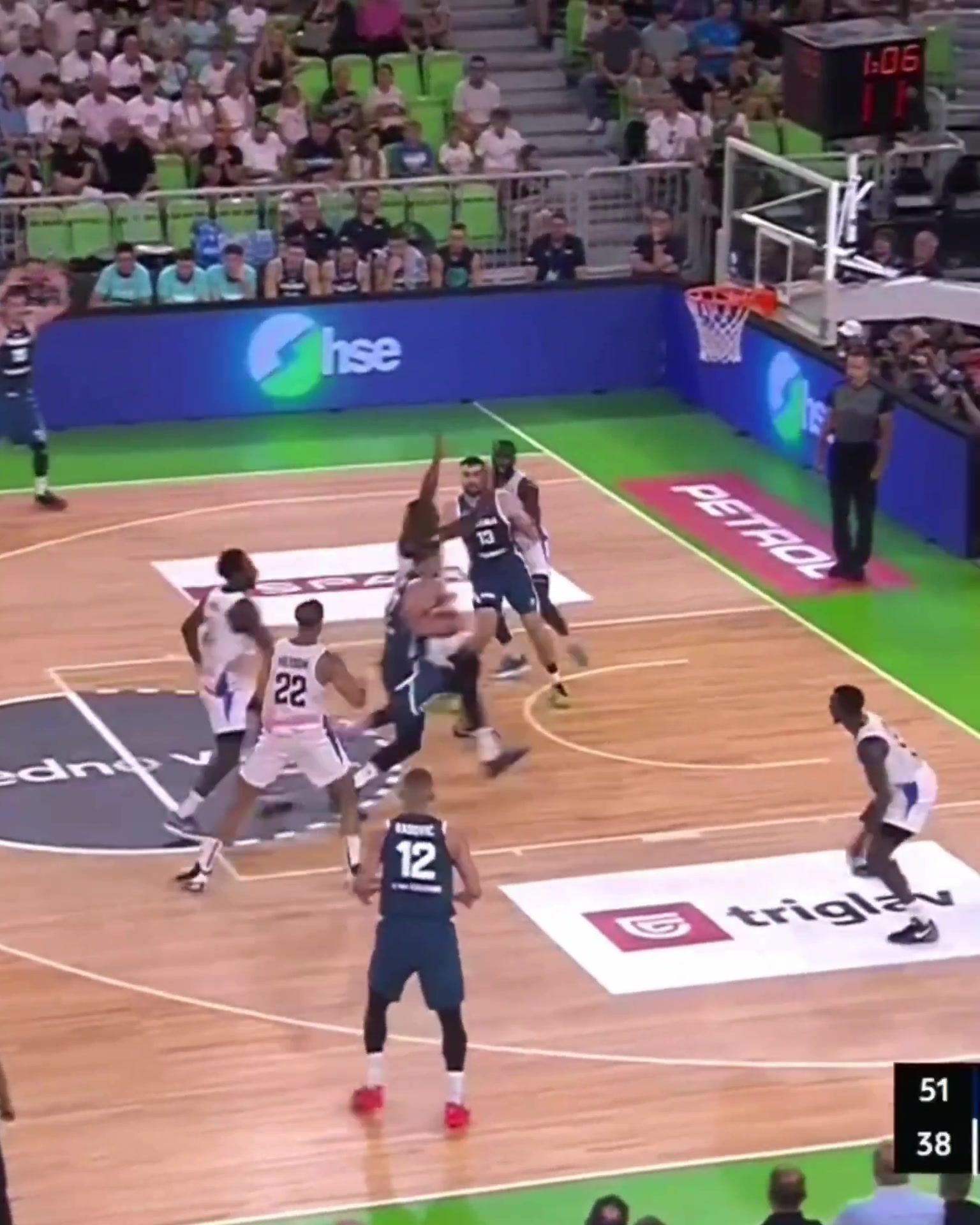 湖人狂喜！东契奇身法轻盈杀进篮下 面对多人包围脑后长眼送妙传