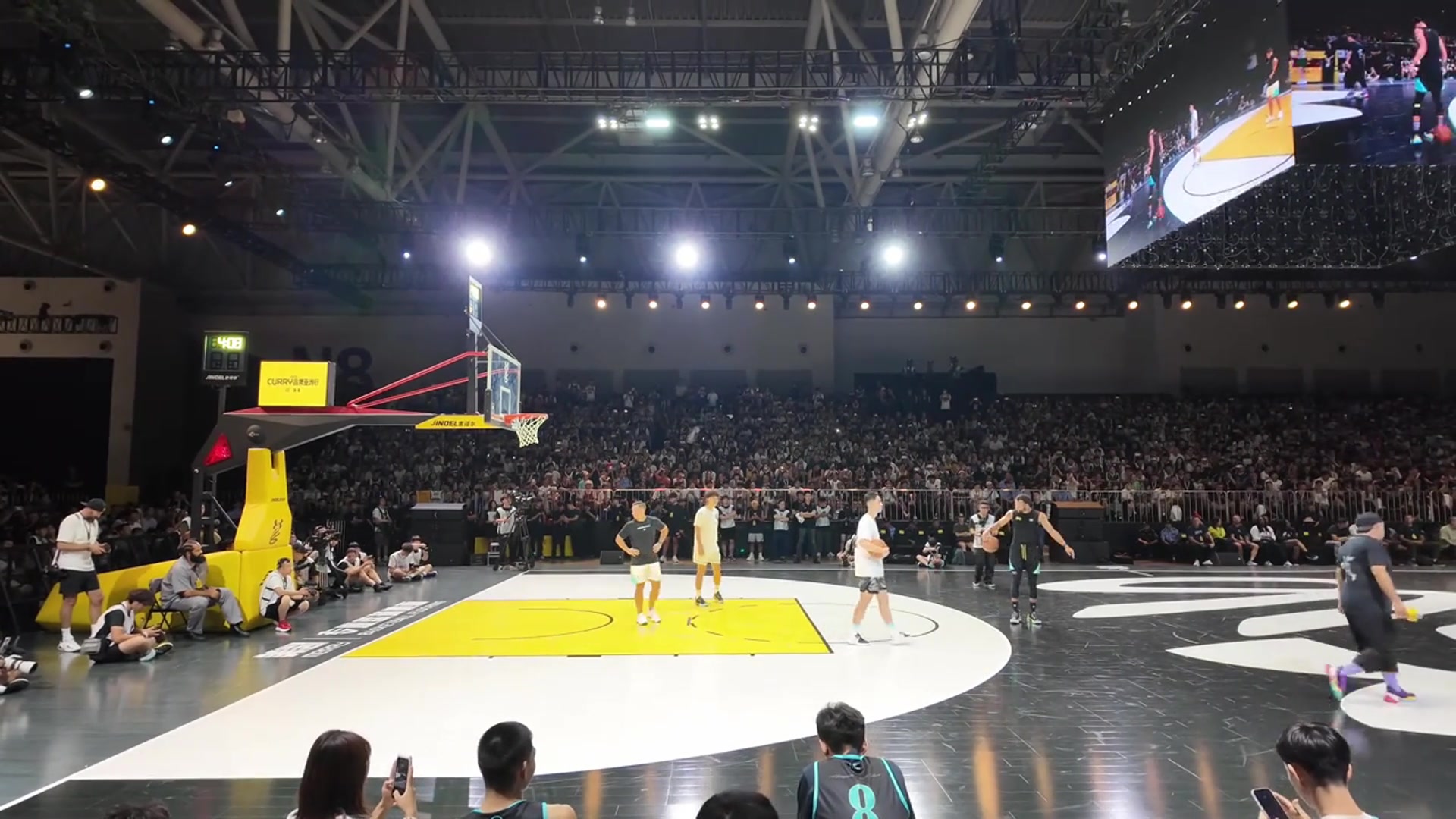 金州拉文太宠粉了！球迷起哄“Dunk！” 库里抛球半转身双手炸扣